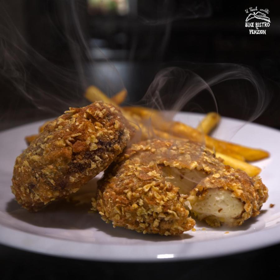 Bike Bistro A Penzion U Vsech Andelu Нове-Место-под-Смркем Экстерьер фото